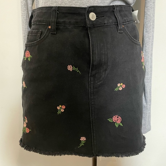 Embroidered Pac-sun black jean mini skirt - Picture 2 of 7